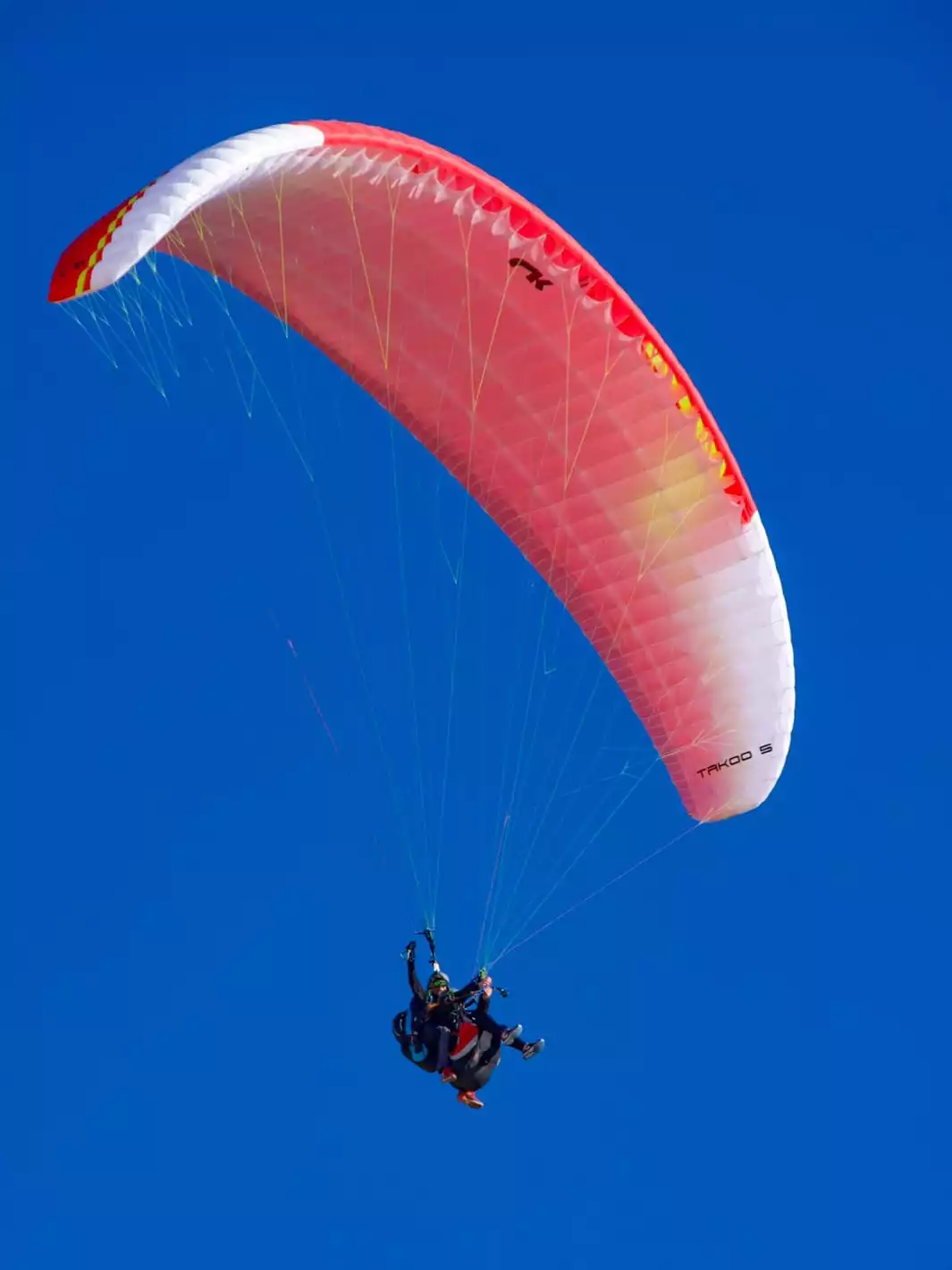 Paragliding-over-the-Kik-plateau-from-Marrakech-nomad-excursion